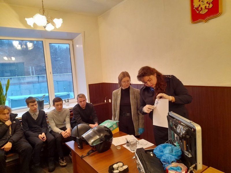 Полицейские ОМВД России по г. Волгореченску провели экскурсию для активистов районного звена «Движение первых».