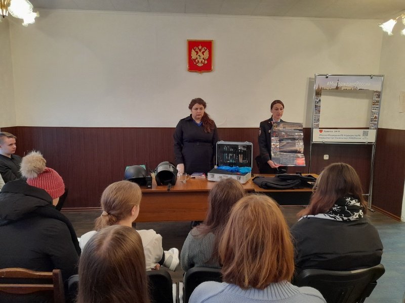 Полицейские ОМВД России по г. Волгореченску провели экскурсию для активистов районного звена «Движение первых».
