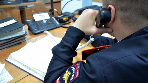 Полицейские ОМВД России по г. Волгореченск оперативно установили подозреваемую в краже денег с банковской карты